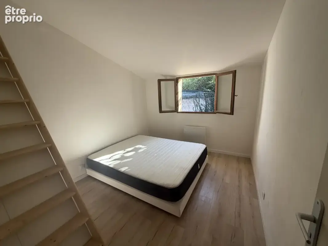 À Aups   Maison de plain-pied avec extérieur et stationnement - photo 9