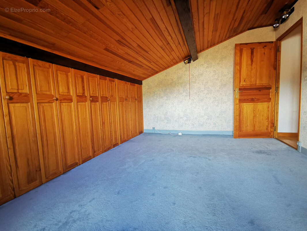 Appartement à COURS-LA-VILLE