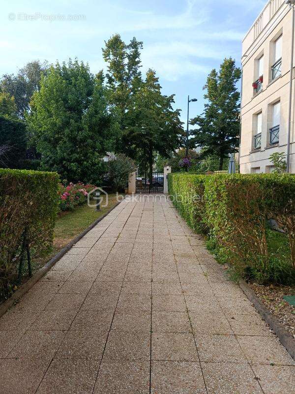 Le Plessis-Robinson – Studio avec balcon, gardien et ascenseur – Vue dégagée sur la Vallée-aux-Loups - photo 14