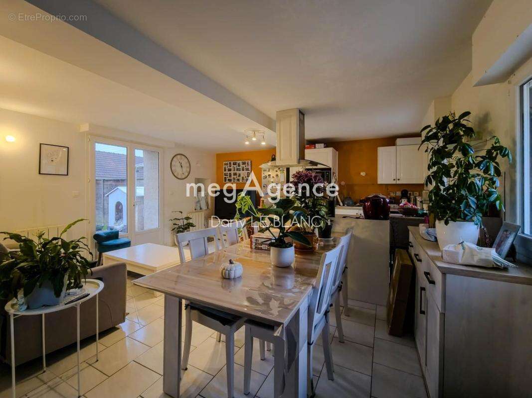 Appartement à JOUY