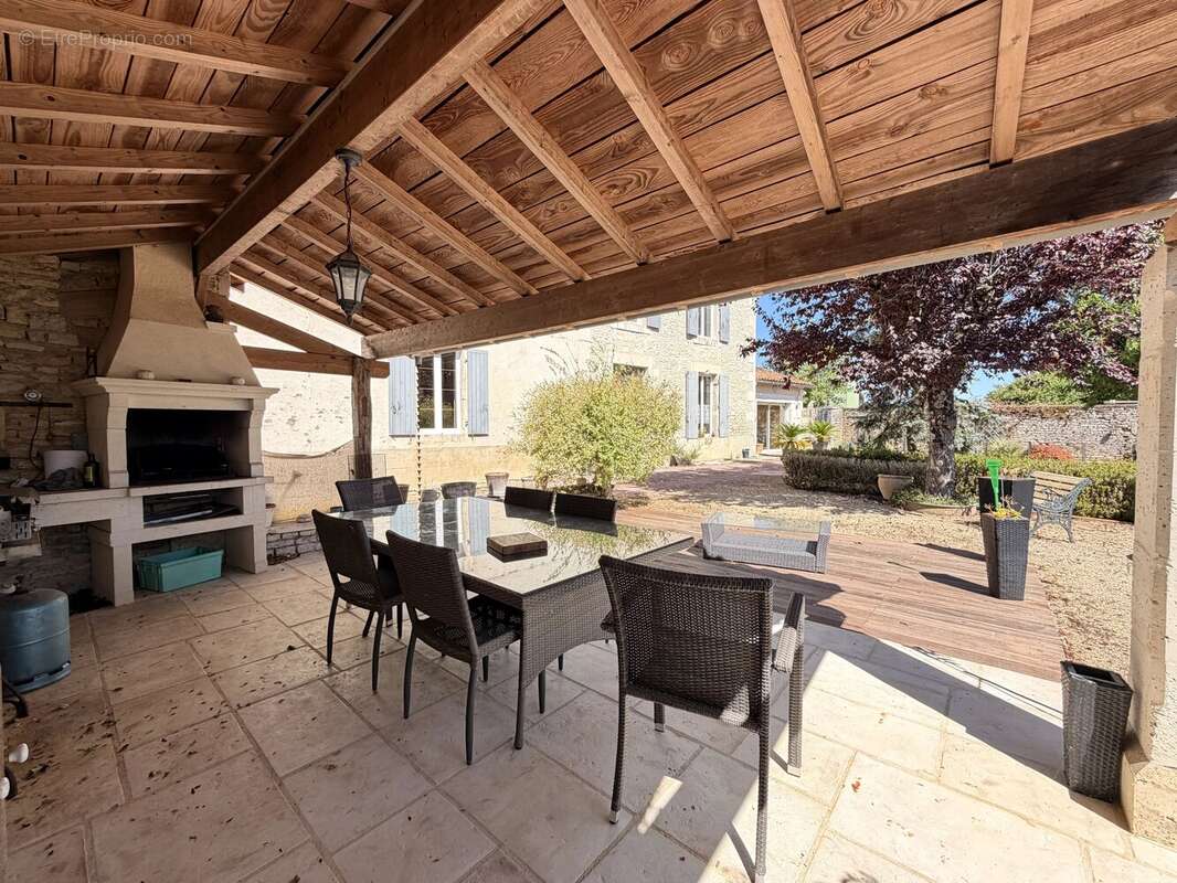 Coup de cœur : maison en pierre pleine de charme au cœur de Verteuil-sur-Charente - photo 2