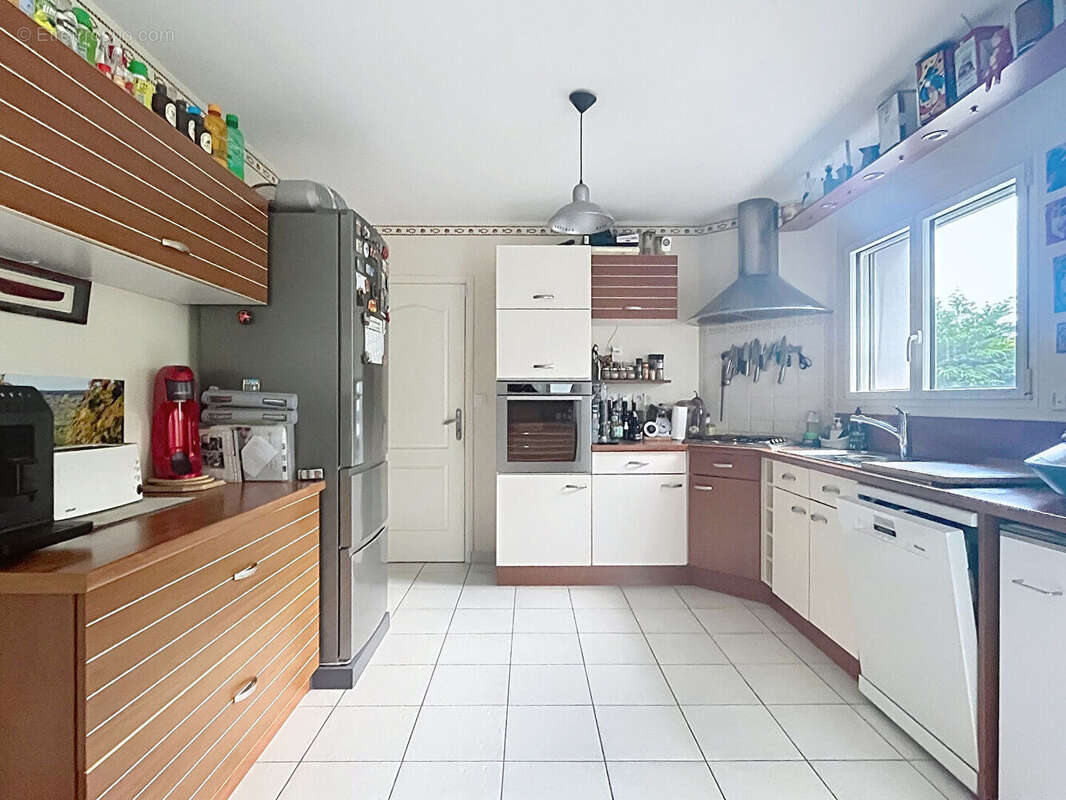 Maison 8 pièces sur un terrain de 1000 m² entièrement clos et arbore - photo 9