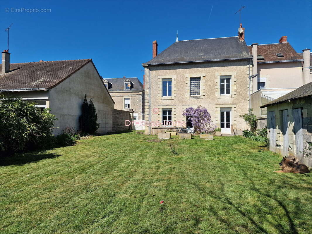 Maison à DANGE-SAINT-ROMAIN