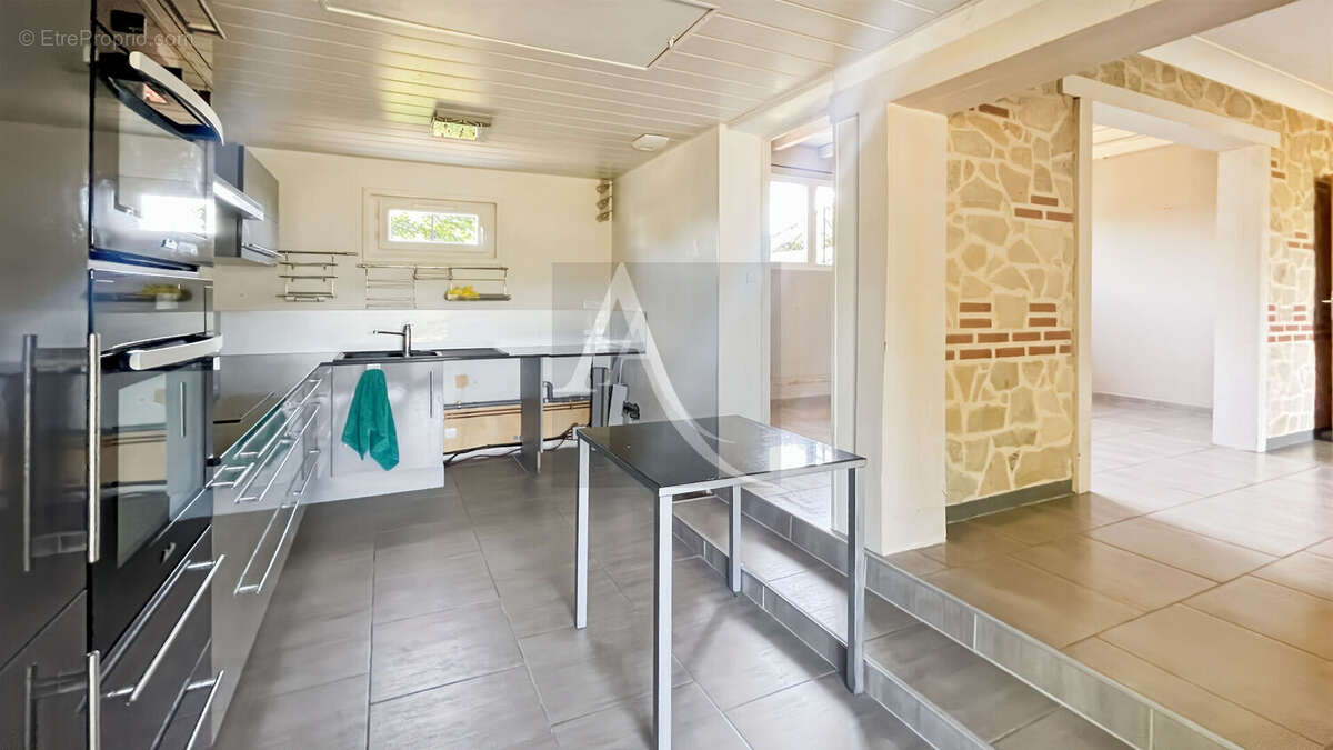 Maison avec dépendances, piscine et terrain plat - 3 chambres - 1 bureau - photo 7
