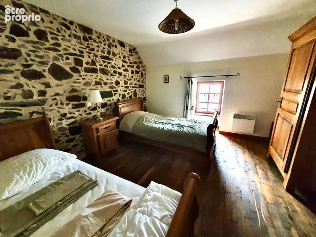Sally HICKEY vous présente cette maison ancienne rénovée en pierres. 6 pièces, jardin clos & grand parking - photo 13
