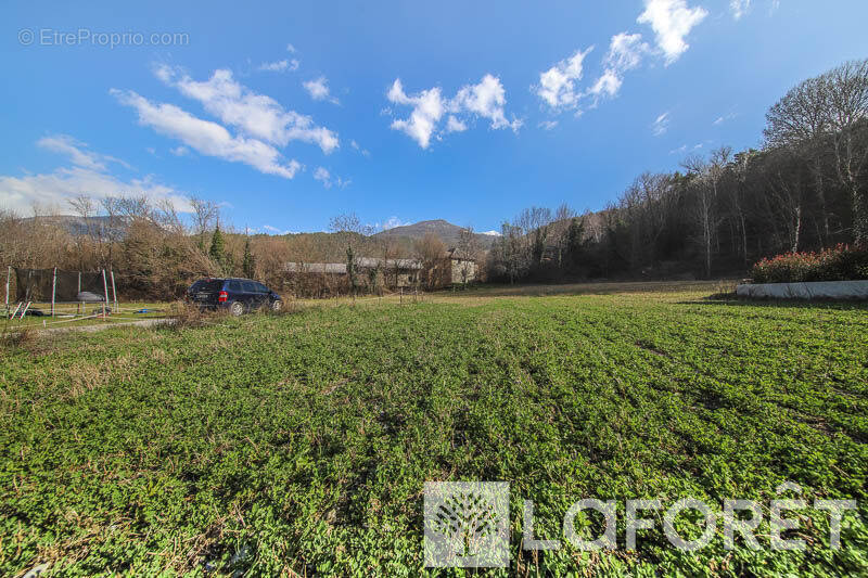 Terrain à CROTS