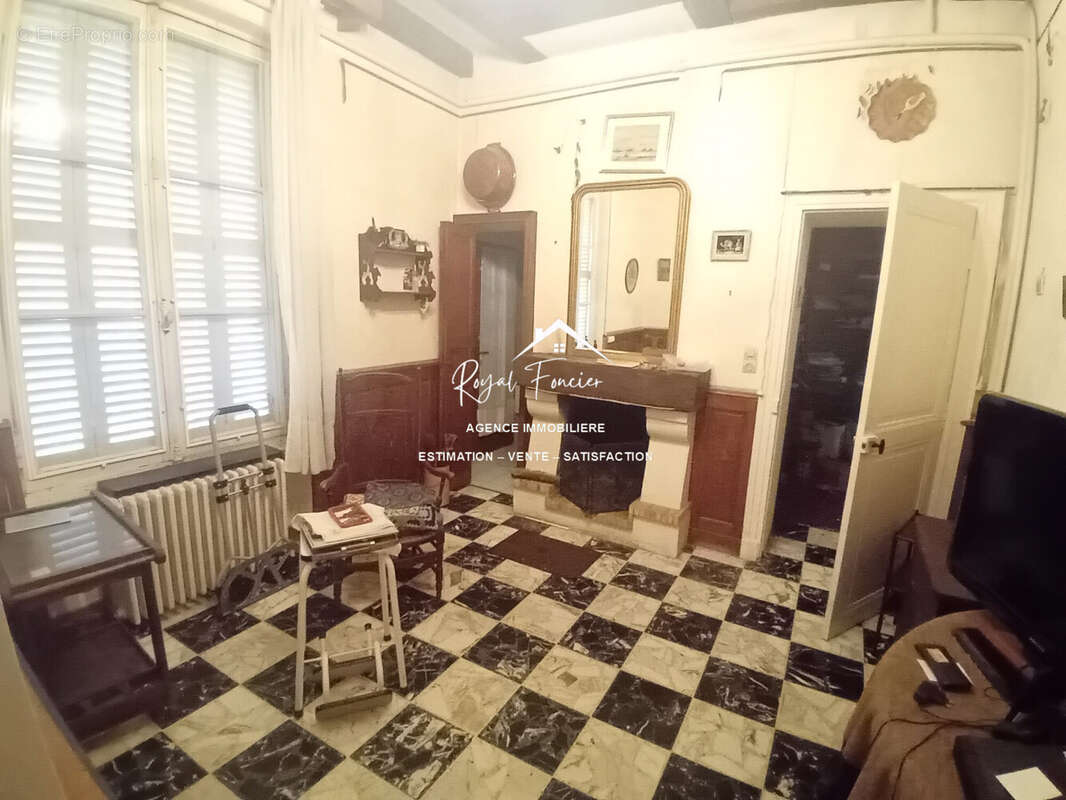 Salon indépendant avec cheminée fonctionnelle - Maison à CHARNIZAY