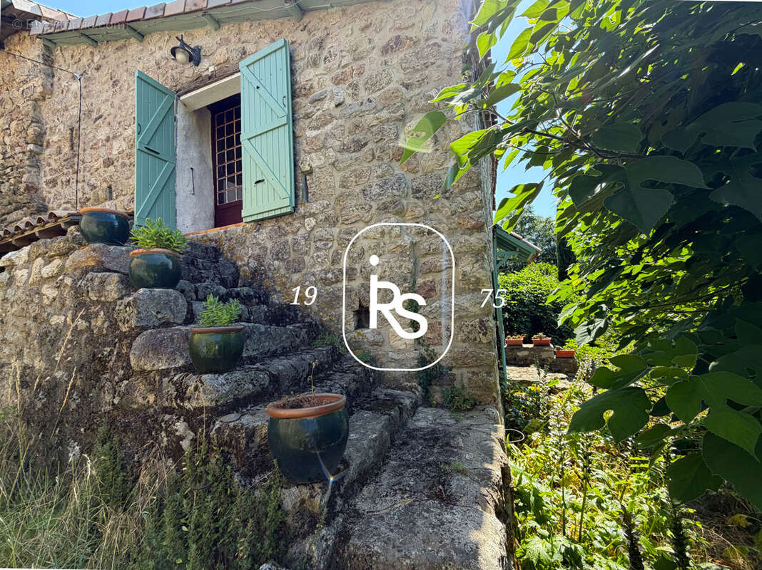 Maison de hameau en pierre de 72 m2 avec une terrain arboré de 810 m2 - photo 3
