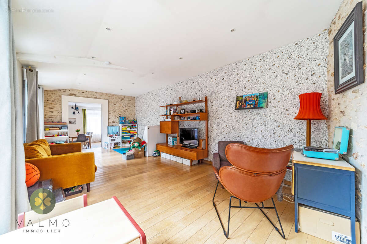 Maison à LA QUEUE-LES-YVELINES