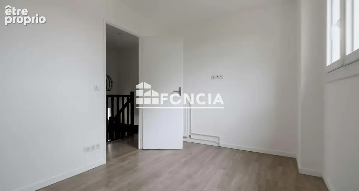 MOISSY-CRAMAYEL Maison 4 pièces avec 3 chambre, piscine, jardin, garage - photo 8