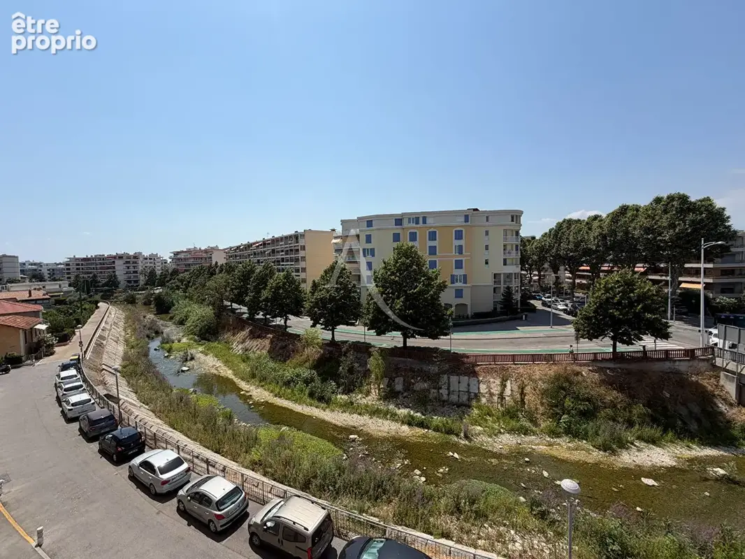 CAGNES SUR MER  BEAU  F1 avec belle Terrasse Parking Cave 35 m2 près de la mer - photo 2