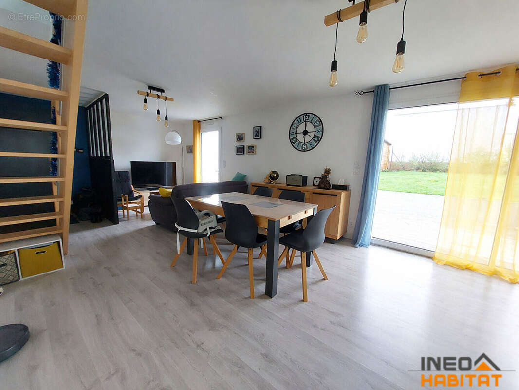 Maison à MEZIERES-SUR-COUESNON
