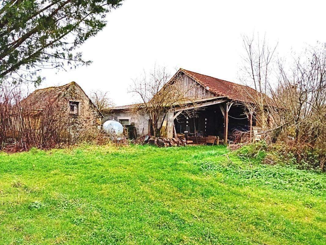 Corps de ferme 280 m2 maison et granges - photo 11