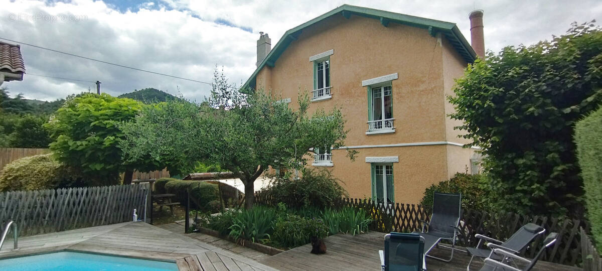 Maison à SAINT-SAUVEUR-DE-MONTAGUT