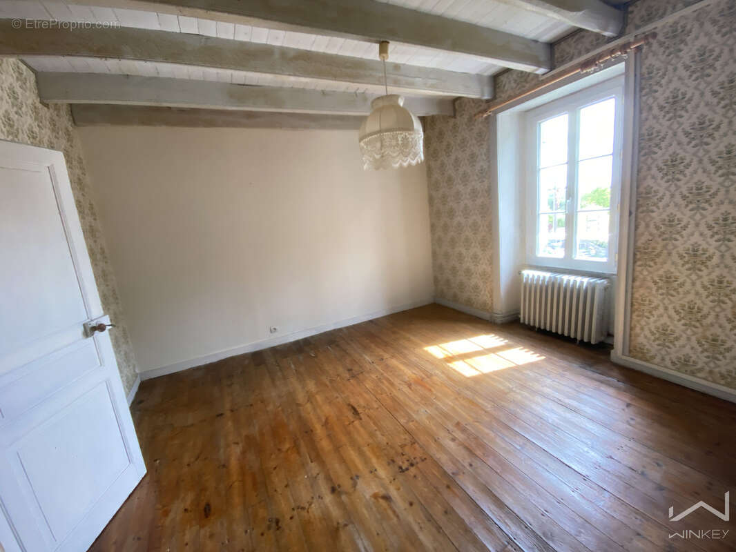 Grande bâtisse de caractère à fort potentiel   225 m2 habitables avec jardins - photo 16