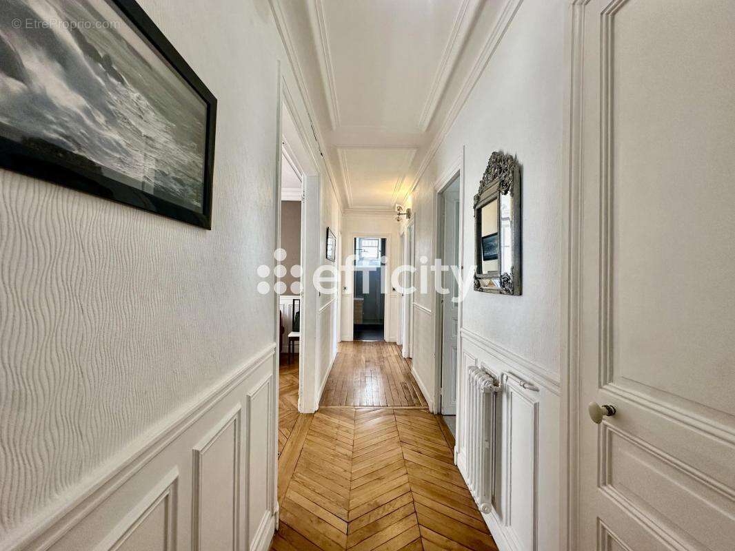 Appartement à PARIS-16E