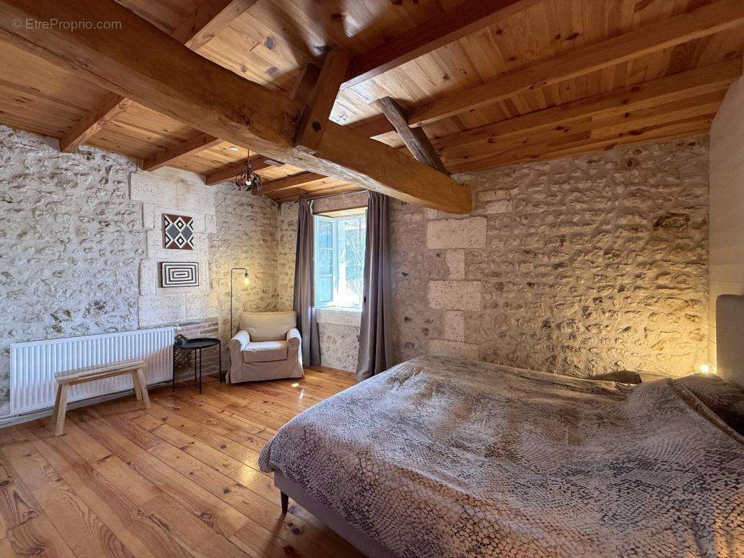 Maison à NANTEUIL-AURIAC-DE-BOURZAC