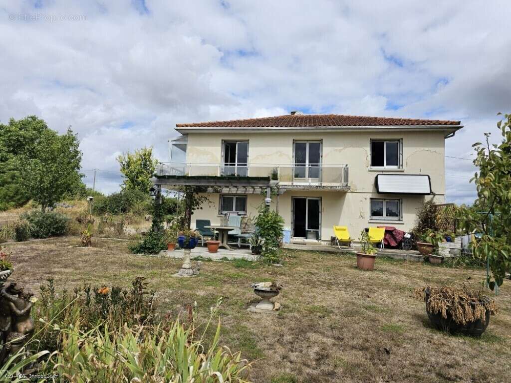Maison à AUNAC