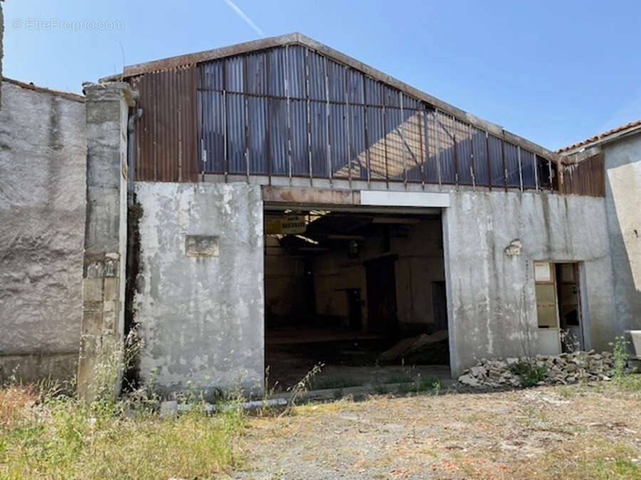 Ensemble immobilier plein centre à rénover Saint Sauveur D Aunis 409 m2 - photo 3