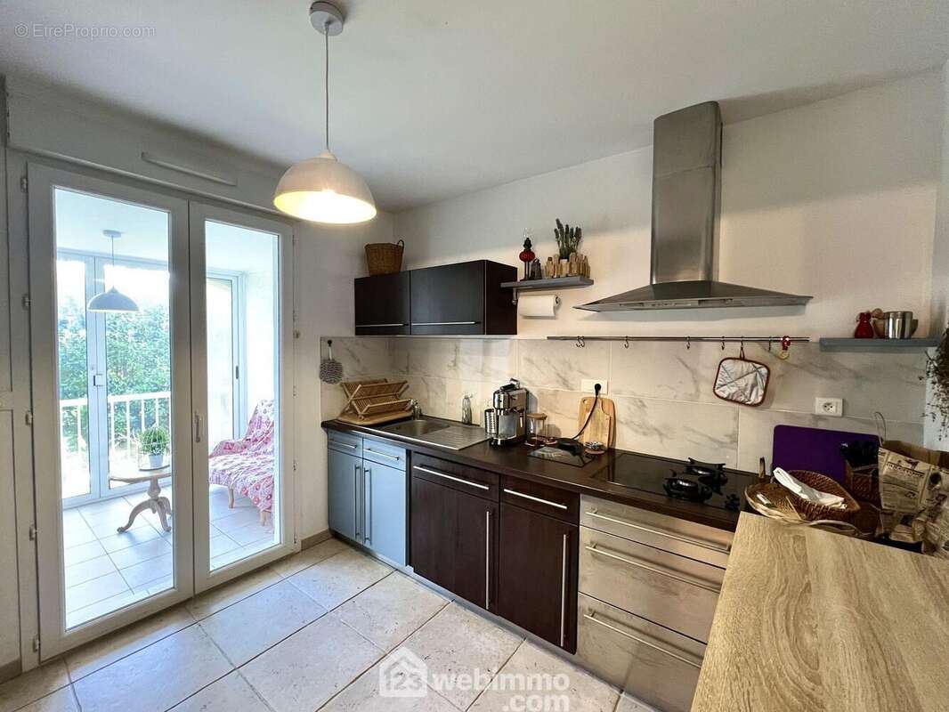 ...Qui s&#039;ouvre sur la terrasse - Appartement à BIGUGLIA