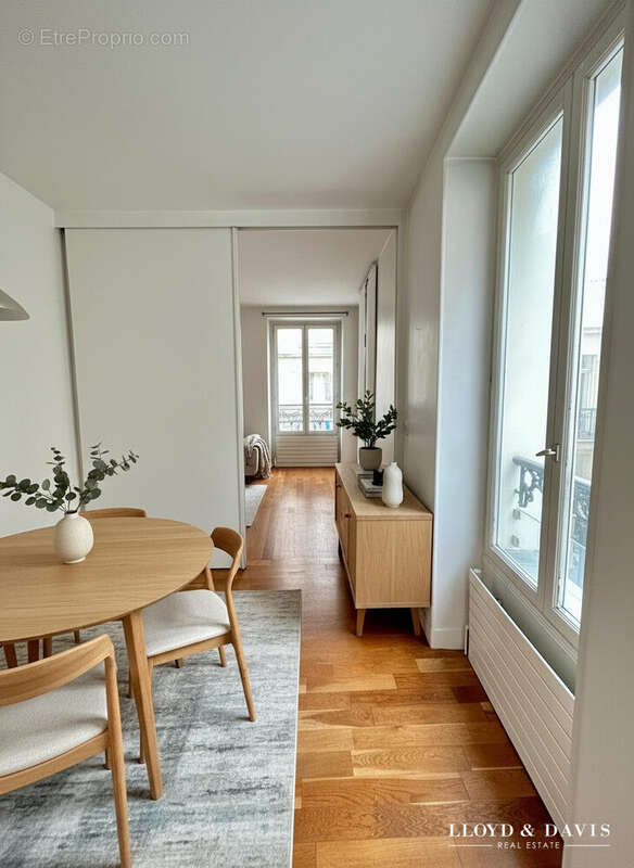 Relooking Home staging par IA  pour l'entrée salle à manger. - Appartement à PARIS-16E