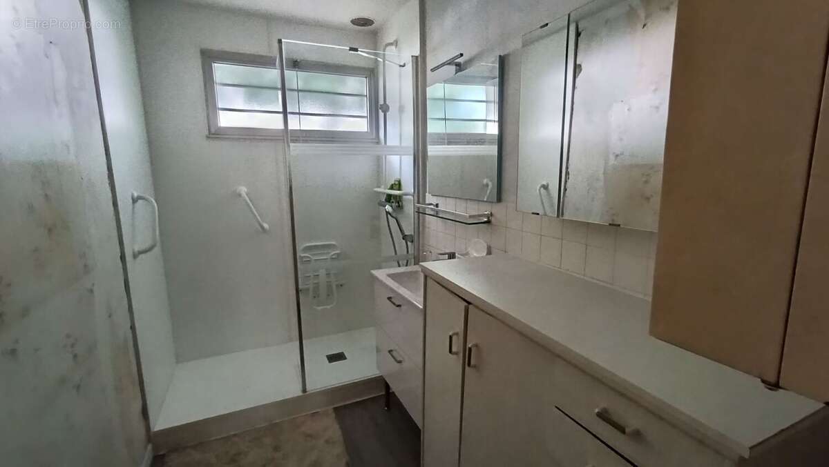 Maison à CONDE-SUR-VIRE