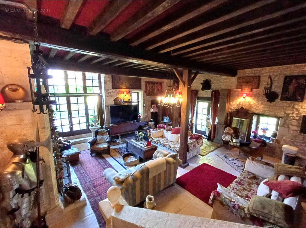 SALON - Maison à CHASSENEUIL-SUR-BONNIEURE