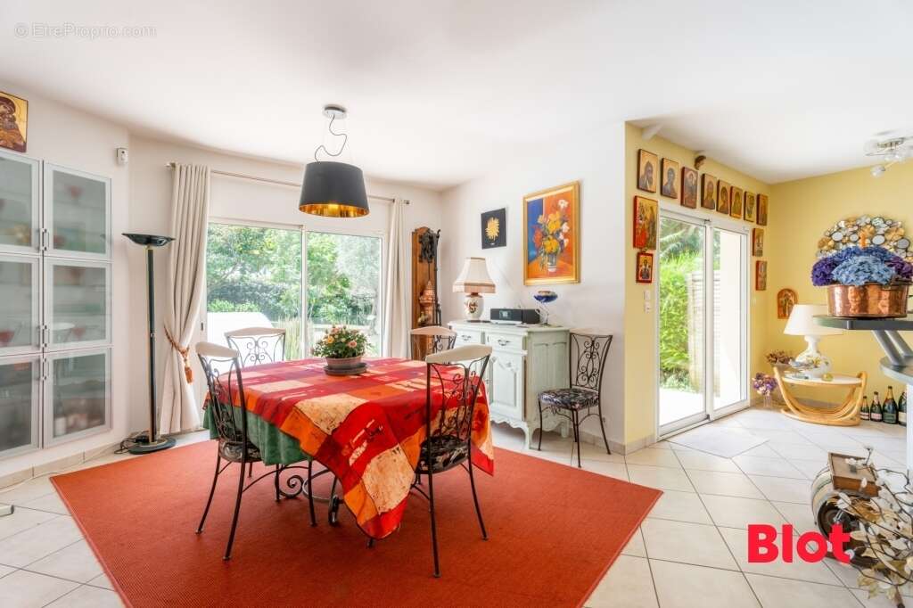 Maison à SAINT-AVE