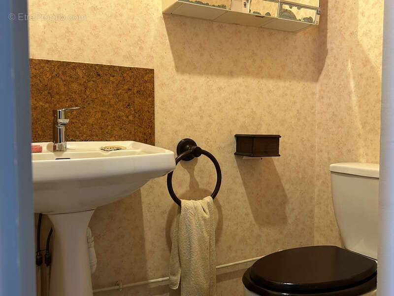 Maison à LES MARTRES-D'ARTIERE