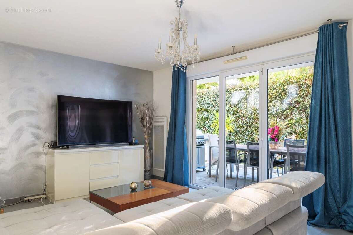 Appartement à SAINT-LAURENT-DU-VAR