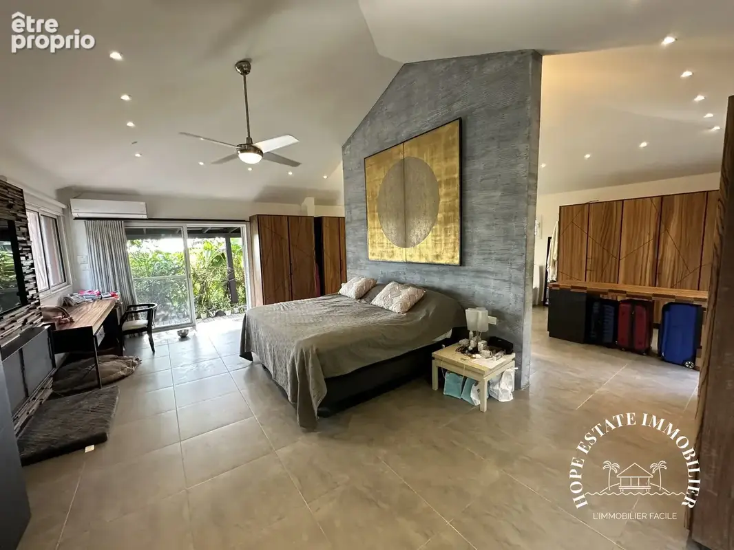 MASTER ROOM
