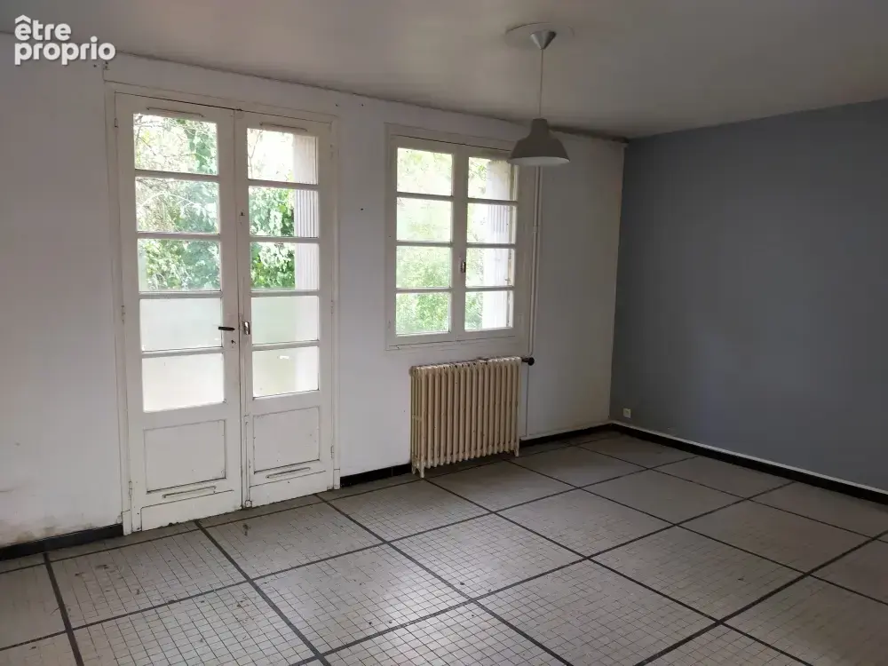 Maison sur un étage à rénover entièrement sur un terrain clôturé de 400 m2  proche de tout commerce - photo 3