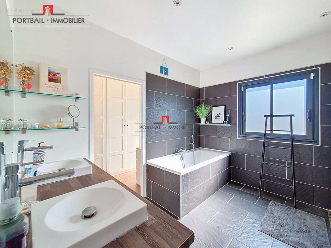 Maison à AMBARES-ET-LAGRAVE