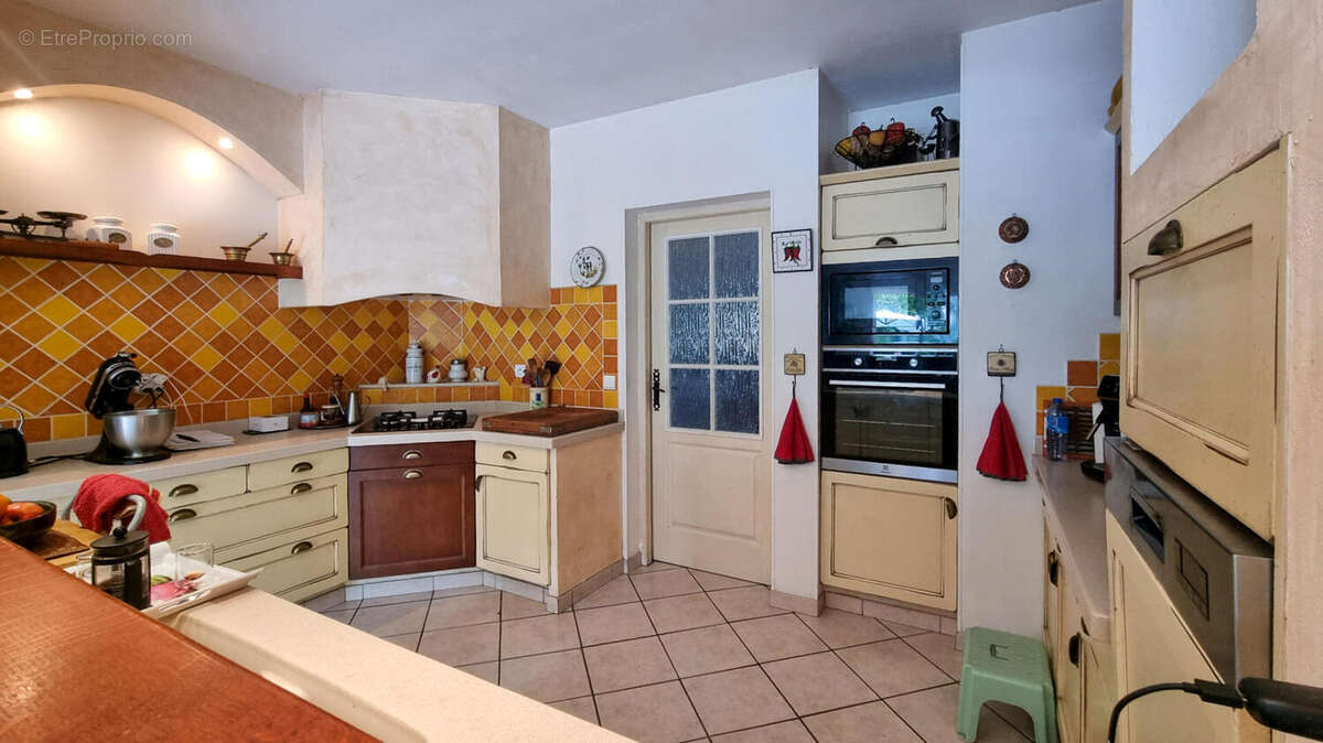 CUISINE - Maison à SAINT-JULIEN-DE-BRIOLA