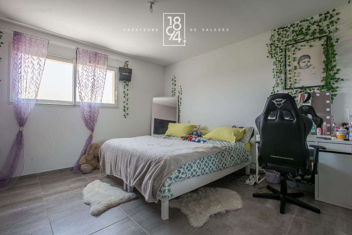 Maison À Vendre T6 Marseille 13011  Eoures  180m²  Piscine chauffée  Jacuzzi  Jardin paysagé  Salle de cinéma - photo 15