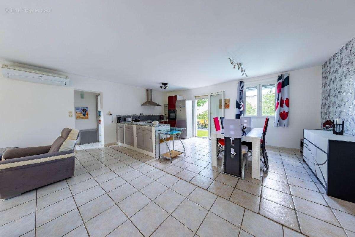 Maison à GALLARGUES-LE-MONTUEUX