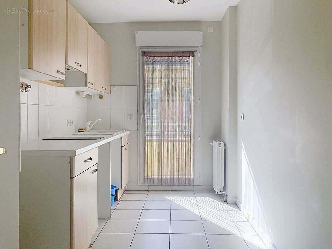 SAINT-SEURIN - Beau T2 de 46 m² avec balcon, parking et cave - photo 4
