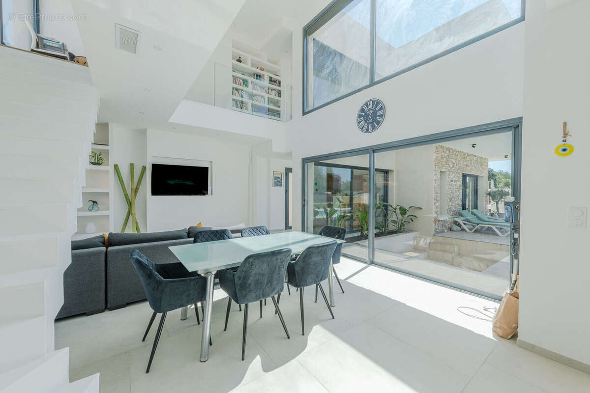 Résidentiel belle villa d'architecte offrant 235 m² , jardin avec piscine, St Raphael les Plaines - photo 5