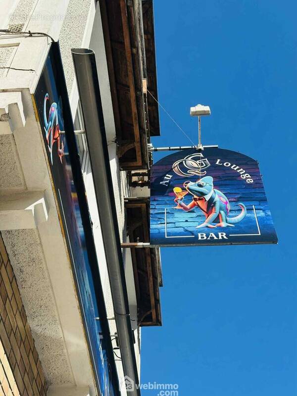 Derrière cette façade pleine de caractère se cache un lieu unique? Allons le découvrir !! - Commerce à SAINT-QUENTIN