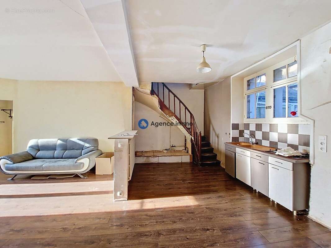 Maison 135 m² à Chateau-La-Valliere  - photo 2