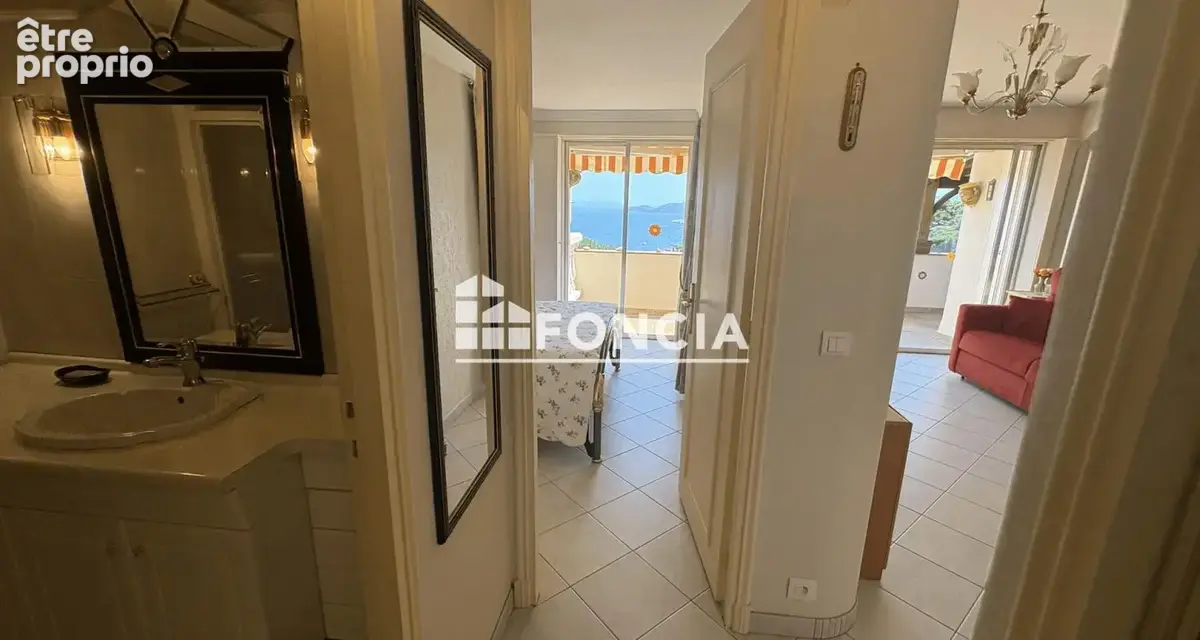 Le lavandou – exclusivité – t2 avec terrasse, vue mer panoramique, parking et deux caves - photo 6