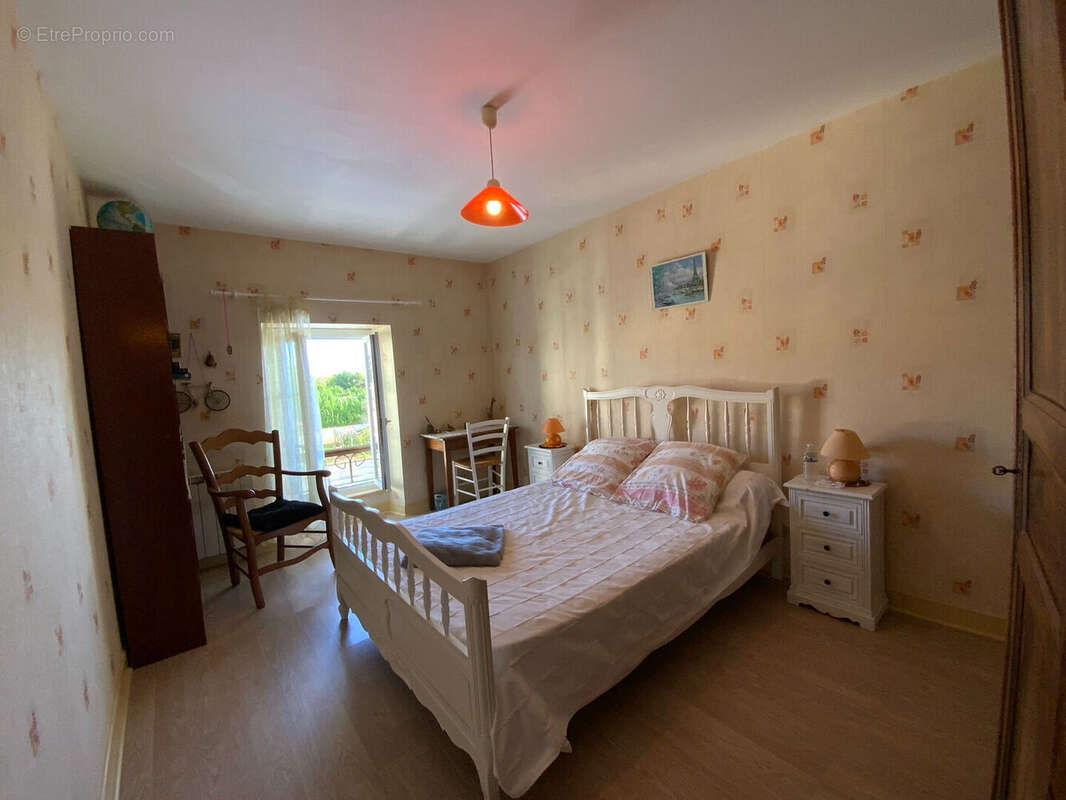 Maison à SAINT-GENIS-DE-SAINTONGE