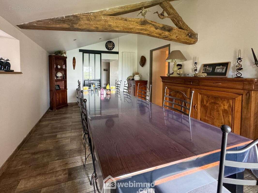 Pratique la salle à manger pour recevoir - Maison à MENOMBLET