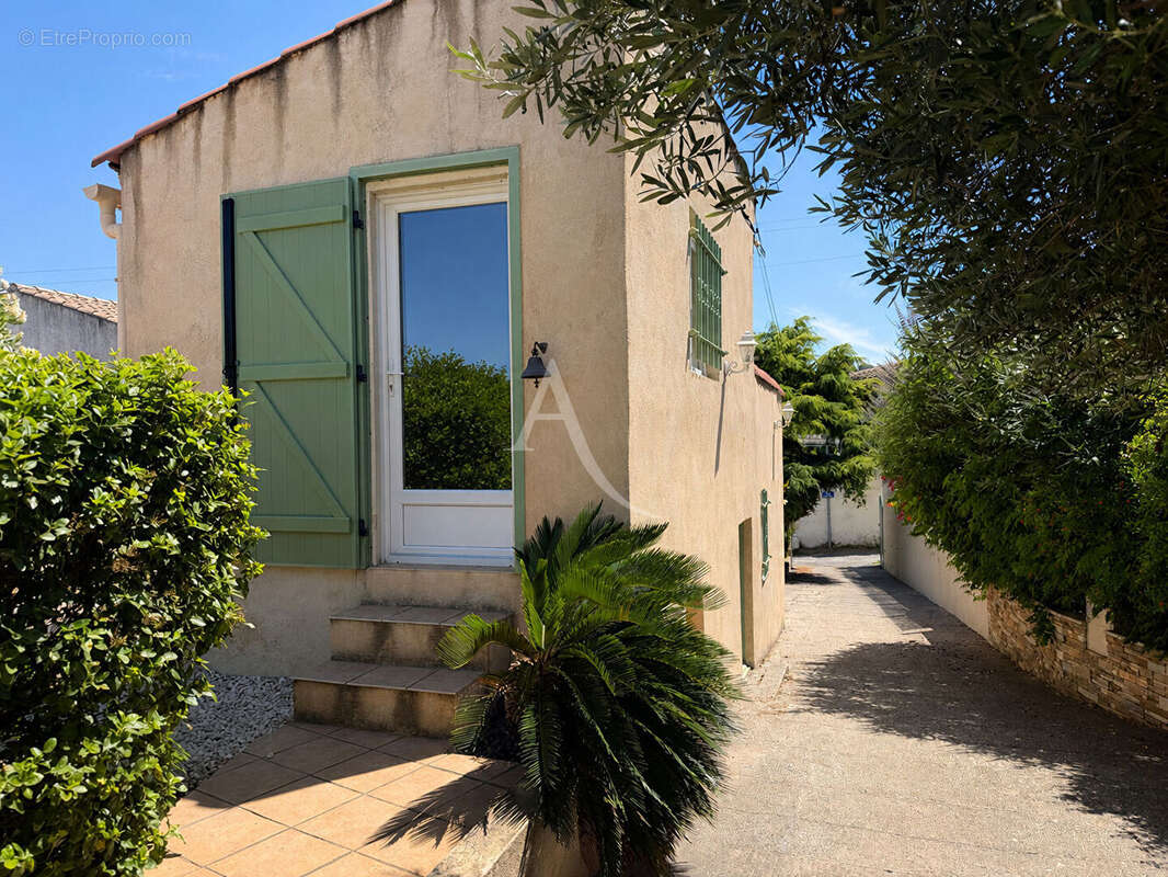 Les Camoins Marseille 13011- Maison de type 6 avec terrasse, terrain arboré avec garage, caves et dépendance - photo 17