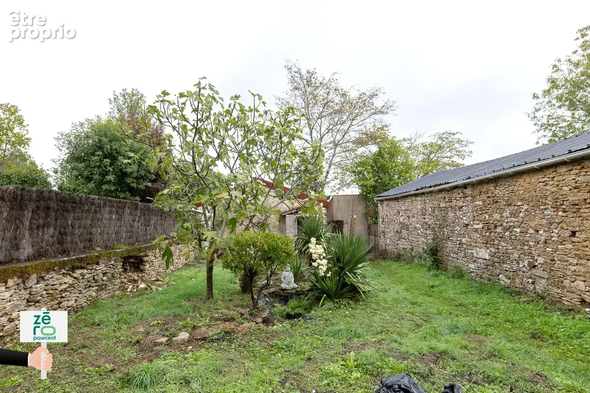 Maison à rénover au Champ-Saint-Père   Centre-bourg, jardin clos de murs, dépendance et potentiel de 2 chambre - photo 23