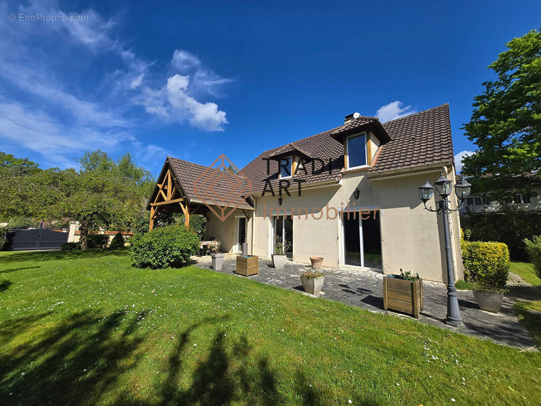 Maison à SAINTE-GENEVIEVE-DES-BOIS