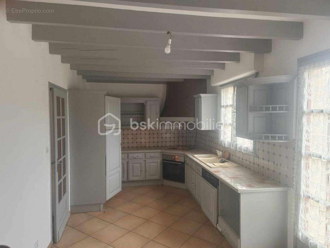 Très Belle Villa type ‘’ Basque ‘’ de plain-pied de 160 m2 érigée sur un Parc de 7 069 m² à Marmande 47200 - photo 8