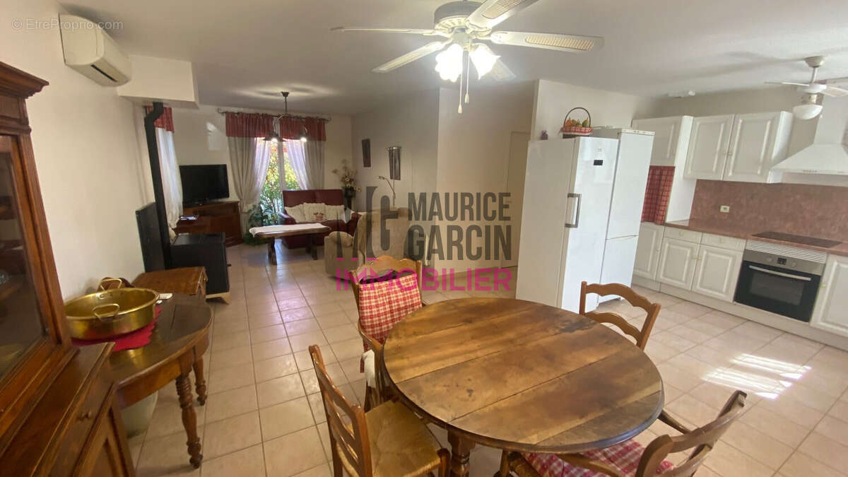 Maison à ENTRAIGUES-SUR-LA-SORGUE