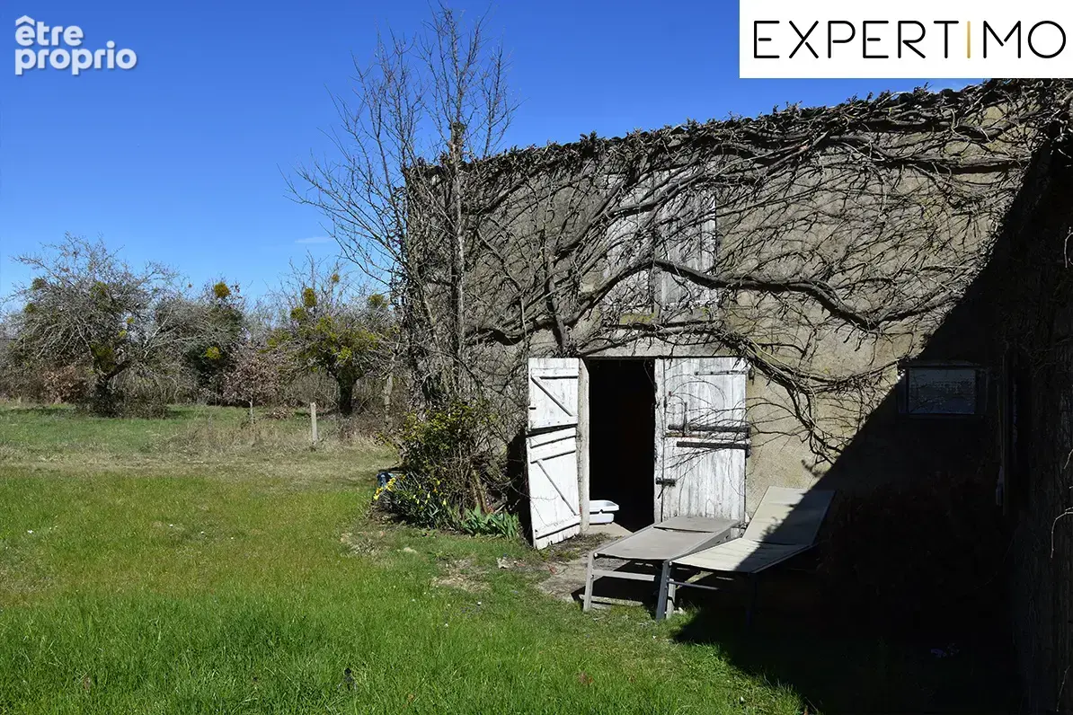 Menat, ensemble de 3 maisons, grange et terrain de tennis sur 7128m2 de terrain plat. - photo 6