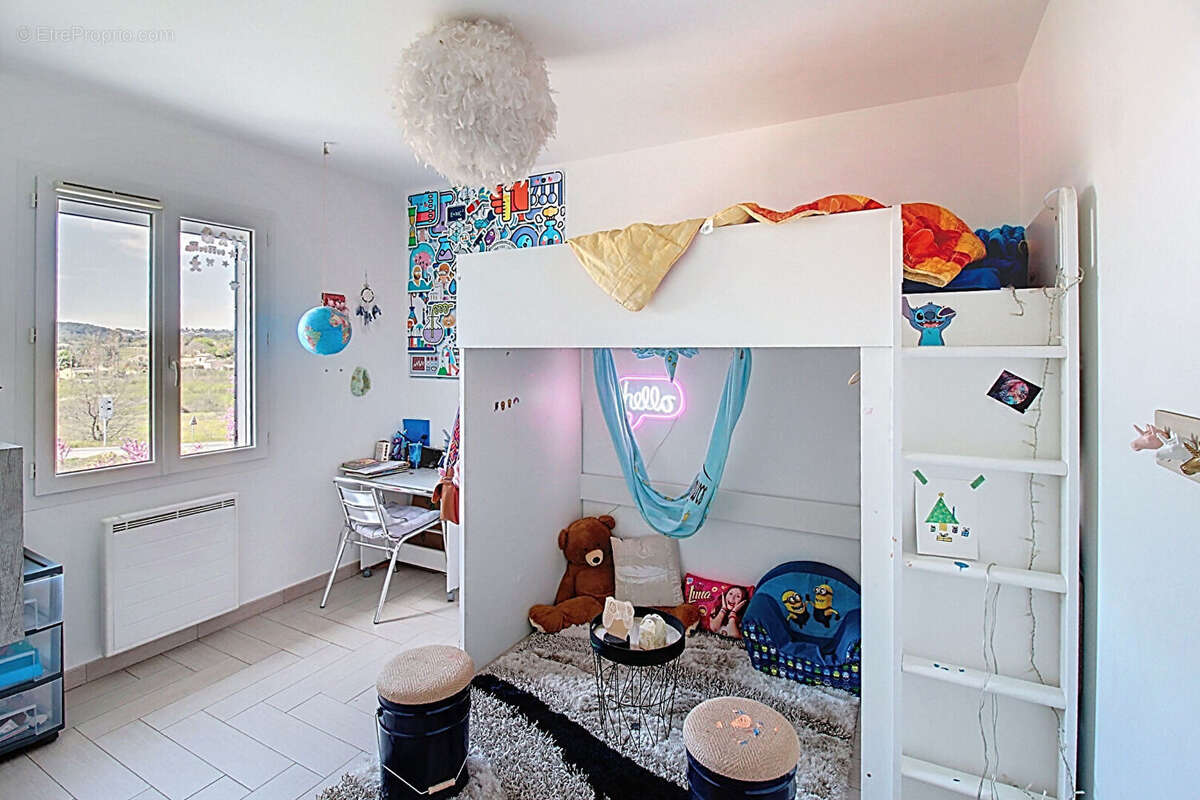 A VENDRE A DRAGUIGNAN Maison récente 238 m² - 6 chambres, piscine et garage - 1807 m² de terrain - photo 11